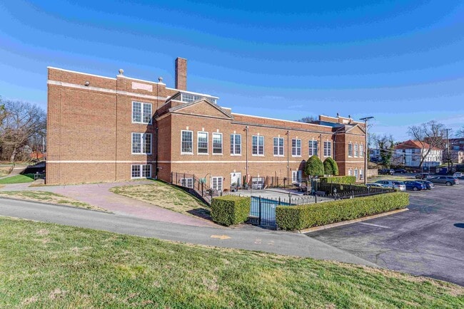 Building Photo - 523 N Bertrand St