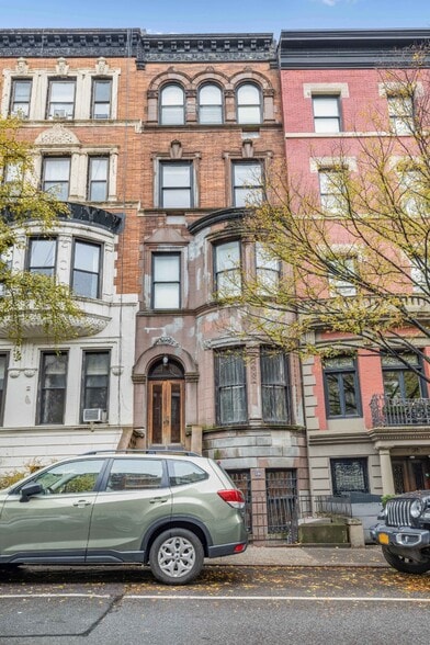 Building Photo - 130 W 81st St