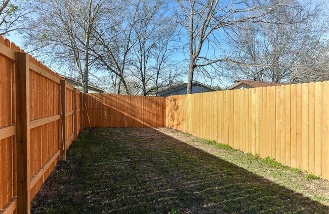 Building Photo - 1420 Holleman Dr