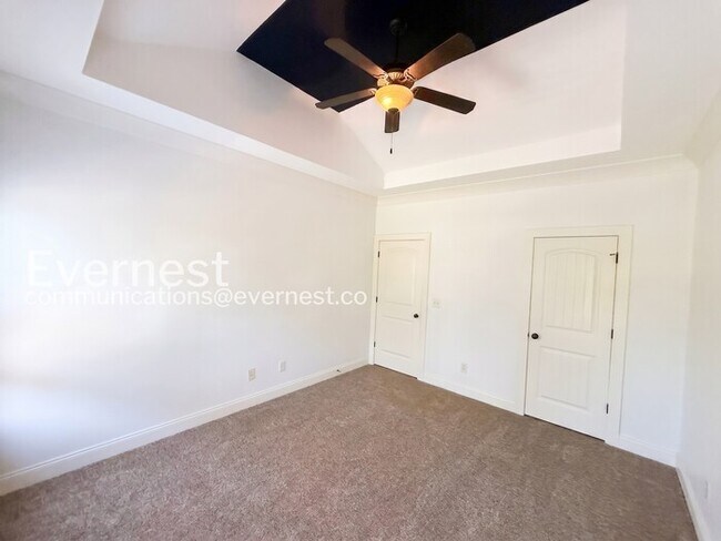 Building Photo - Comfort Meets Modern Convenience with Fireplace / 3 Beds & 2.5 Bath / Available Now