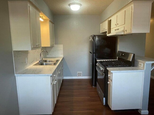 Building Photo - 309 E Grady Dr