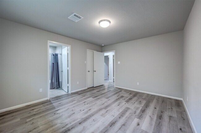 Building Photo - 5451 Loch Lomond Dr