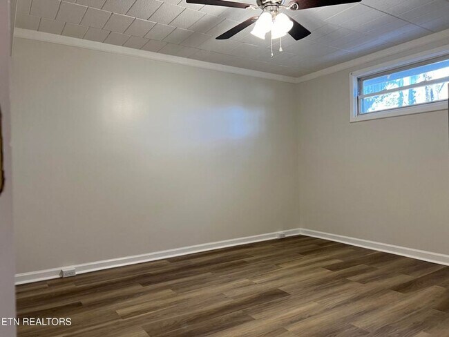 Building Photo - West Knoxville 37922 - 1 bedroom apartment with updated interior - Contact Mac Tobler (865)755-3075