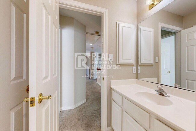 Building Photo - Elegant 5-Bedroom Home for Rent in Prime C...