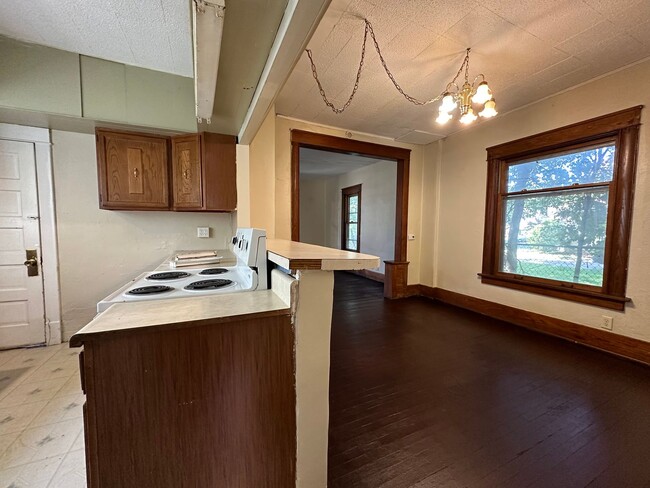 Building Photo - Large 2 bedroom house $750