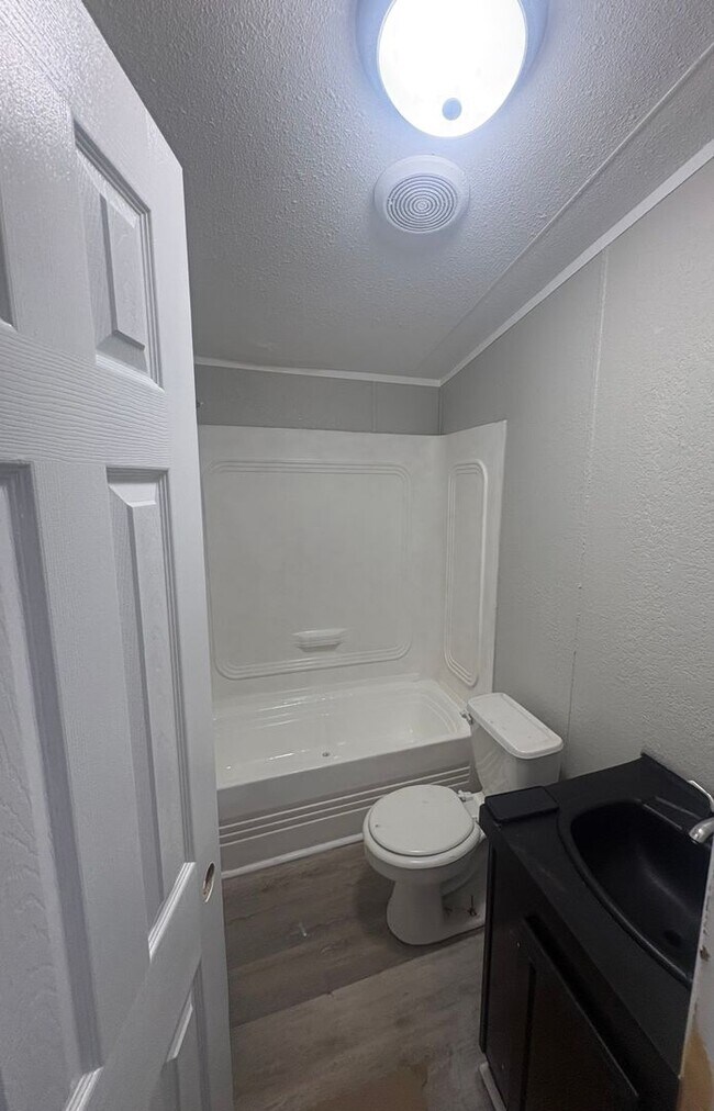Building Photo - 4 Bed/2 Bath Mobile Home