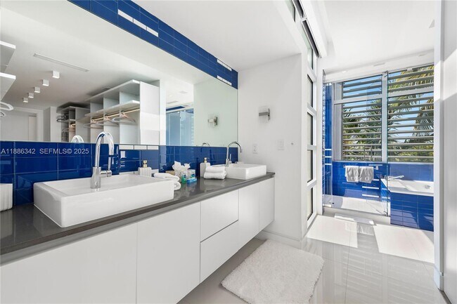 Building Photo - 440 S Hibiscus Dr