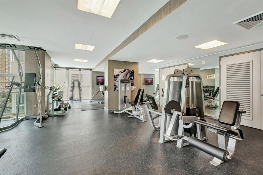 Fitness Center - 950 Brickell Bay Dr