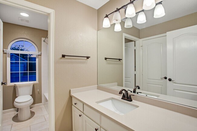 Building Photo - Stunning Updated Patio Home in Highland Me...