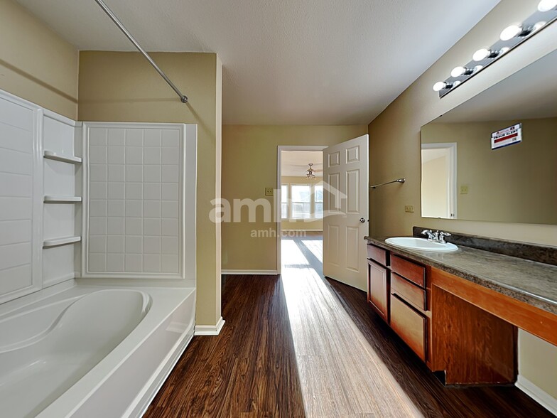 Building Photo - 8243 Retreat Ln