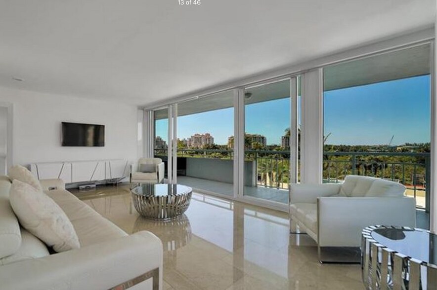 Building Photo - 400 S Pointe Dr