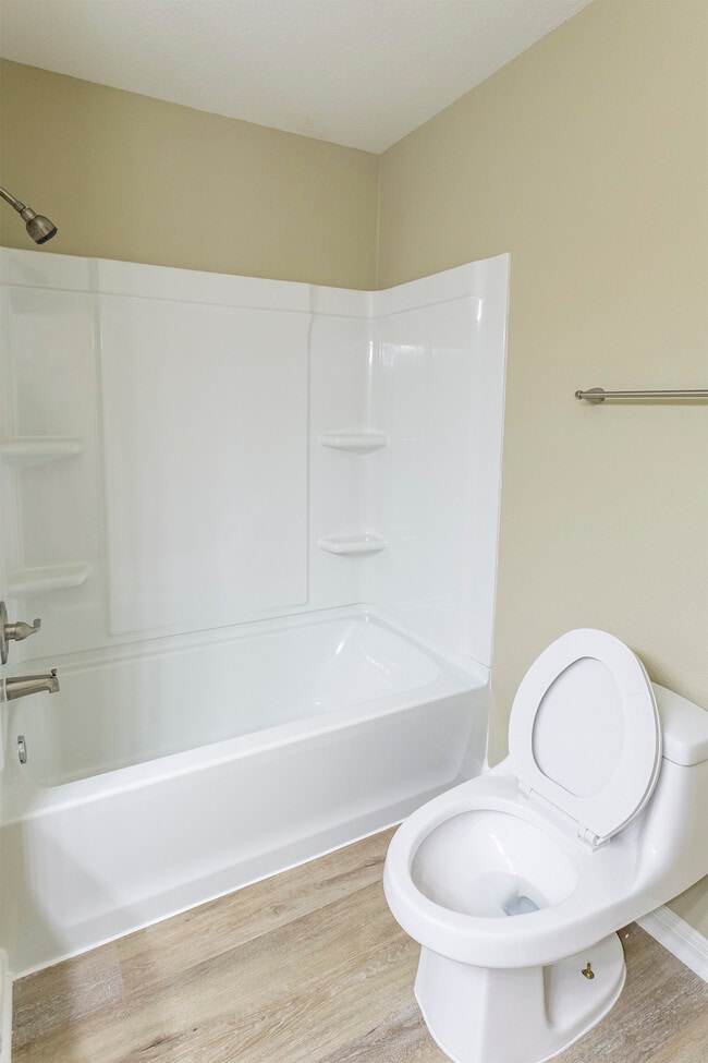 Hall bath - 1627 Rock Hollow Loop