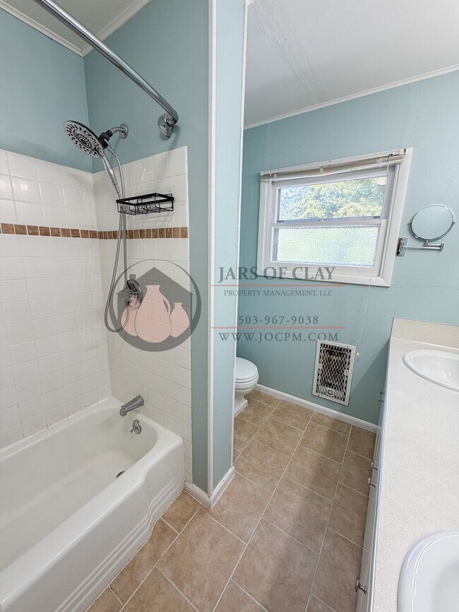 Building Photo - Spacious NE Salem Character Home | Pet Friendly | Central Heat