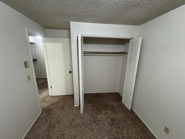 Building Photo - 4913-4915 N Drury Rd