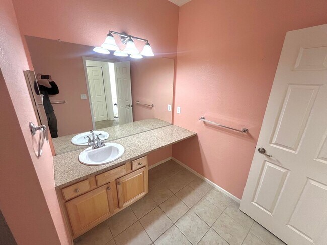 Building Photo - Charming 2BR Condo in Erie