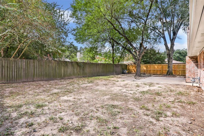 Building Photo - 2022 Fir Springs Dr