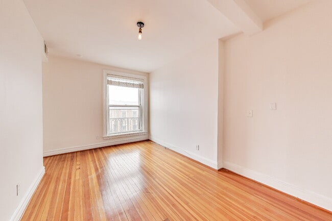 Building Photo - Modern comfort and classic charm!