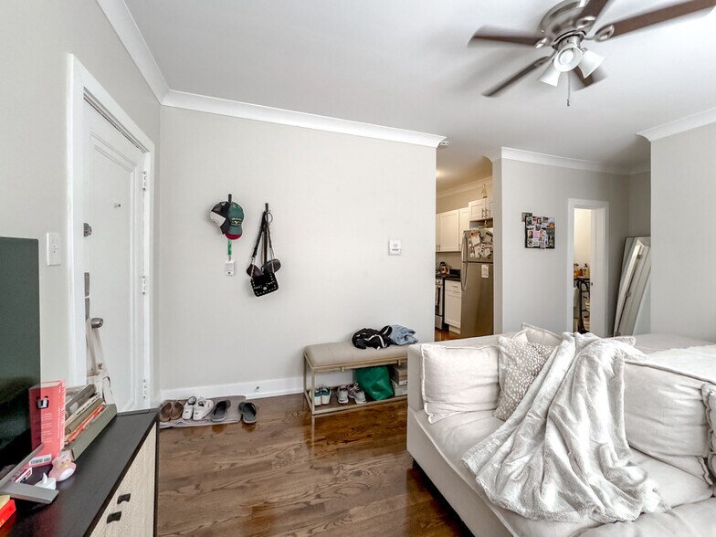 Building Photo - 648 W Roscoe St