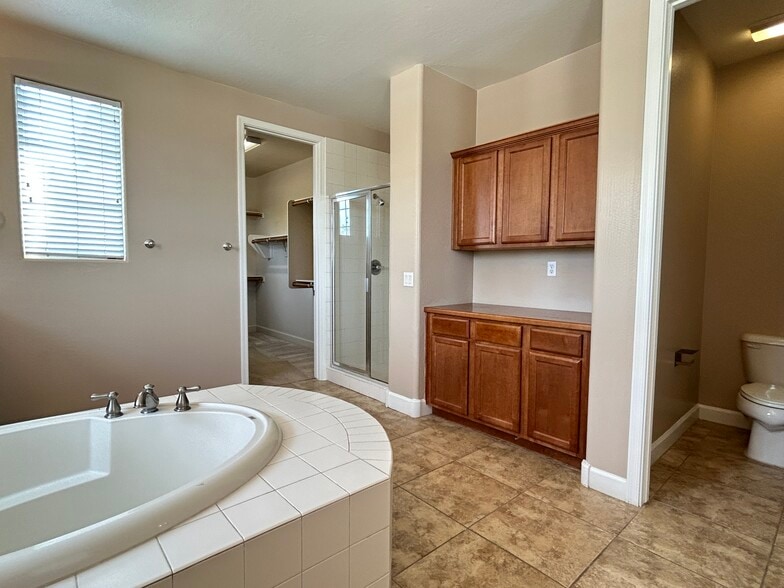 Master Bath w/Shower/ Walk-in Closet and Private Toilet Room - 300 W Wisteria Pl