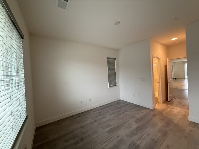 Building Photo - Modern 4-bedroom 3-bath available in Elk Grove