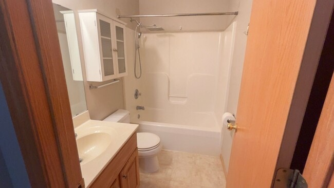Building Photo - Spacious 2-story townhouse with extra gara...