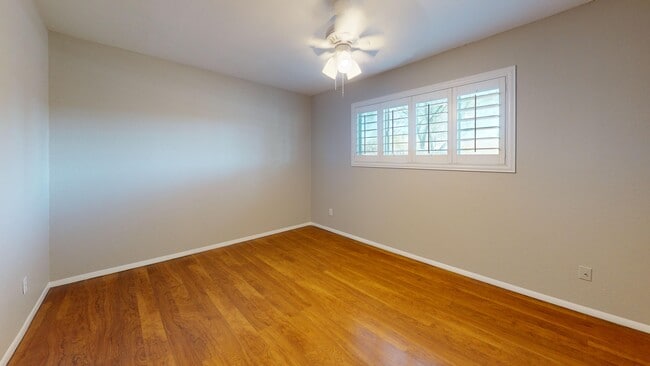 Building Photo - 2080 E Greenway Dr