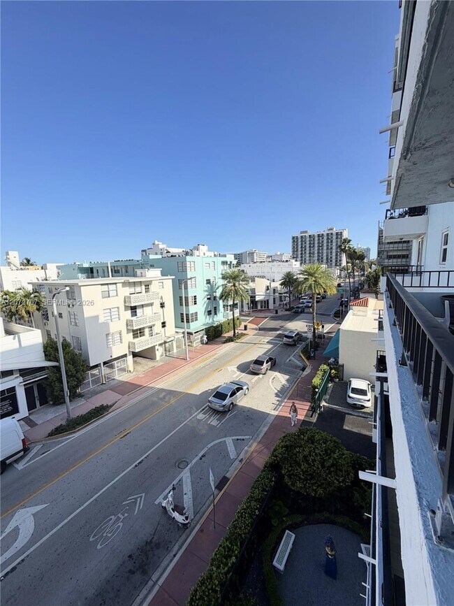 Building Photo - 720 Collins Ave