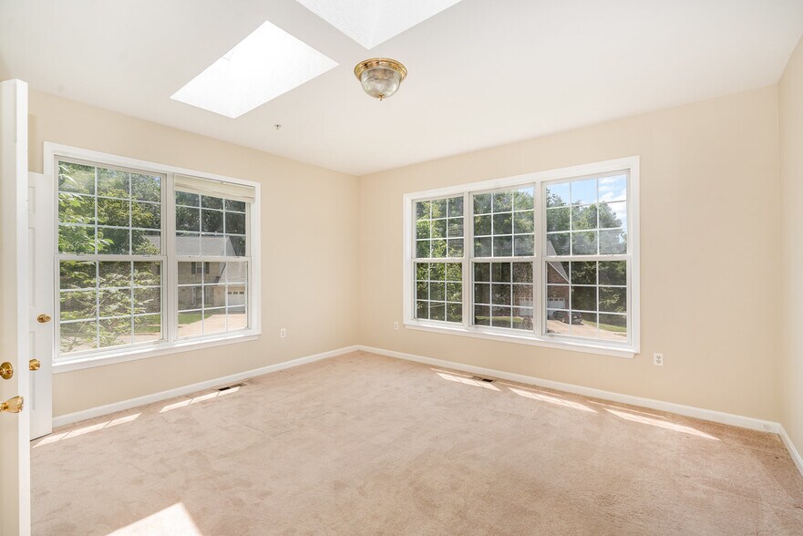 Building Photo - 200 Woodgreen Cir