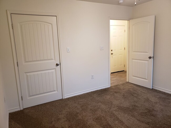 Building Photo - Spacious NISD home