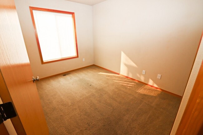 Building Photo - Townhome NE Bend