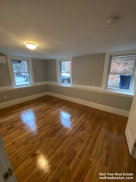 Building Photo - 190 Kelton St