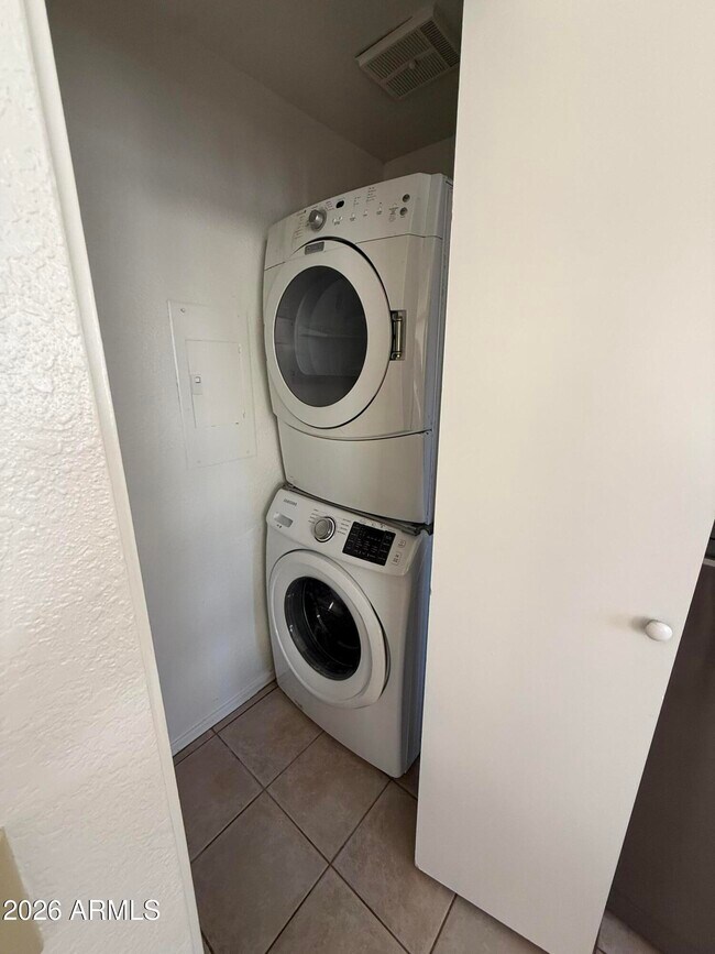 Building Photo - 2201 N Comanche Dr