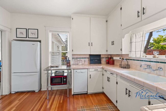 Building Photo - Charming 2-Bedroom Cottage with Modern Com...