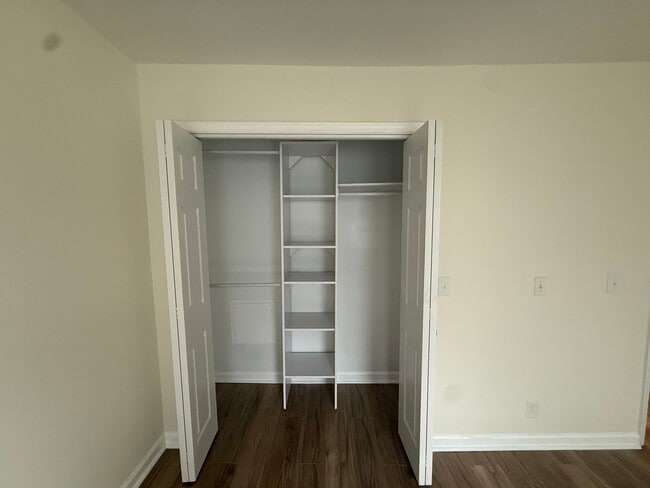 Building Photo - Beautiful Condo in Hillsboro Villlage