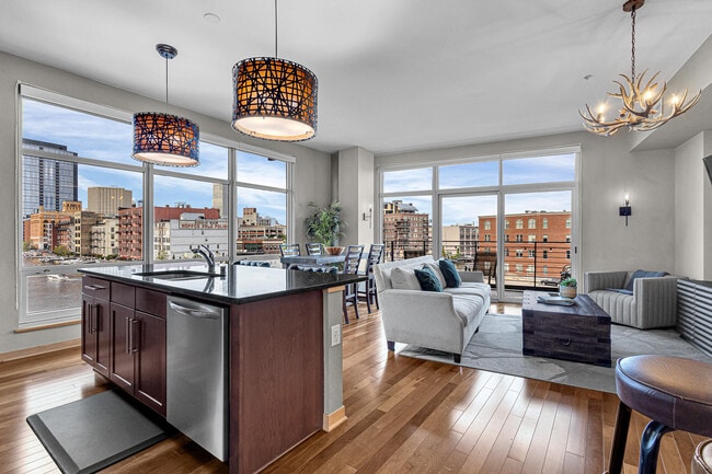 Building Photo - 106 W Seeboth St