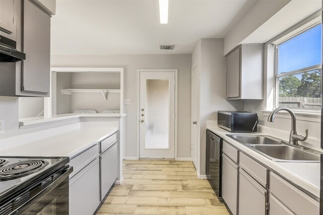 Building Photo - 10007 Emerald Creek Dr