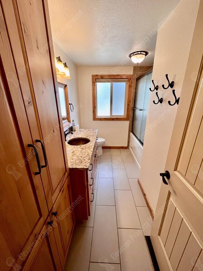 Building Photo - Inviting single-level home in forested SW Bend neighborhood