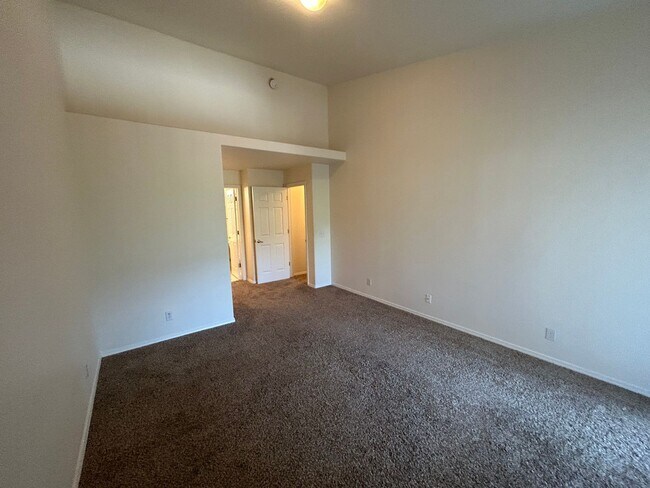 Building Photo - Spacious 2 bedroom and 2 bath.