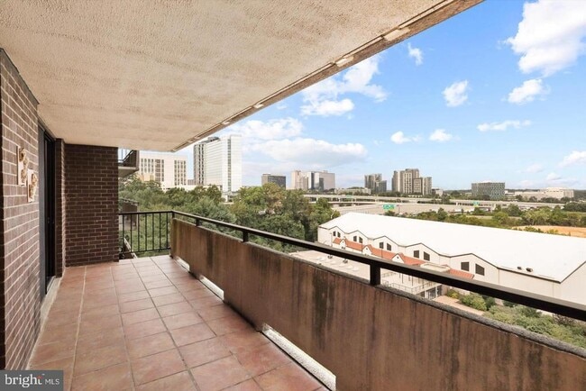 Building Photo - 1800 Old Meadow Rd