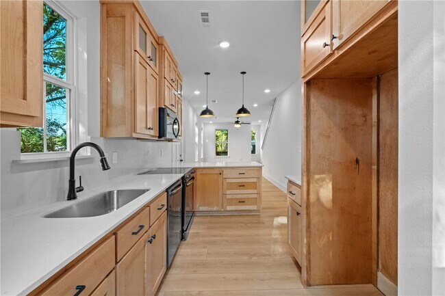 Building Photo - 588 N Willow Ave