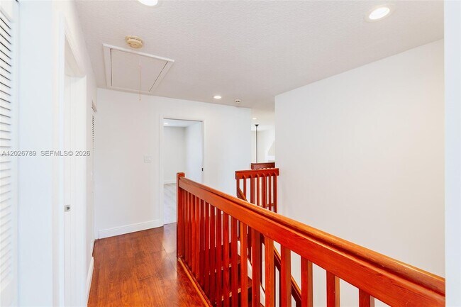 Building Photo - 305 S Ketch Dr