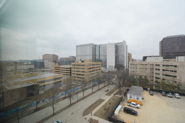 Building Photo - Furnished Unit STEPS FROM THE MAYO CLINIC ...