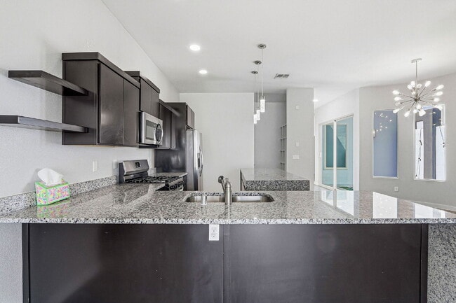 Building Photo - 4 bedroom with outdoor kitchen, fully landscaped in 79928