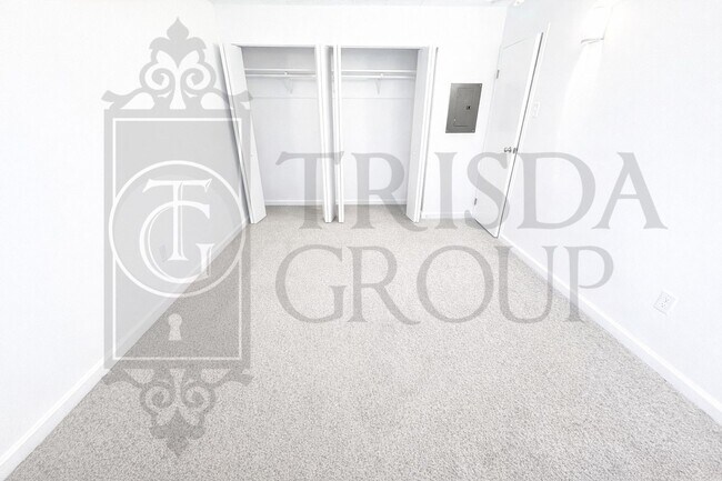 Building Photo - Move In Ready! North Hills School District, Parking, Updated 2 BR, Quartz Countertops, AC, Laundr...