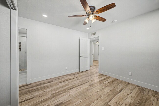 Building Photo - 710 E Bell De Mar Dr