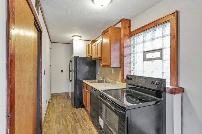 Building Photo - 454 E 16th Ave