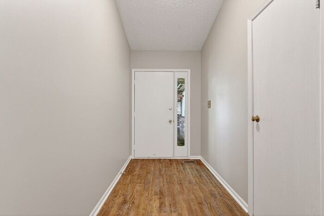 Building Photo - Beautifully Home with Large Backyard & 2-Car Garage in York Subdivision