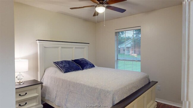 Building Photo - 810 Camellia Ct