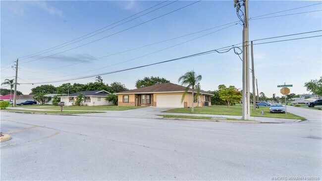 Building Photo - 2599 SE Westmoreland Blvd