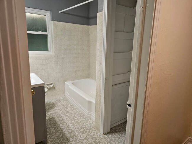 Building Photo - Charming Cottage Near Cascades Park